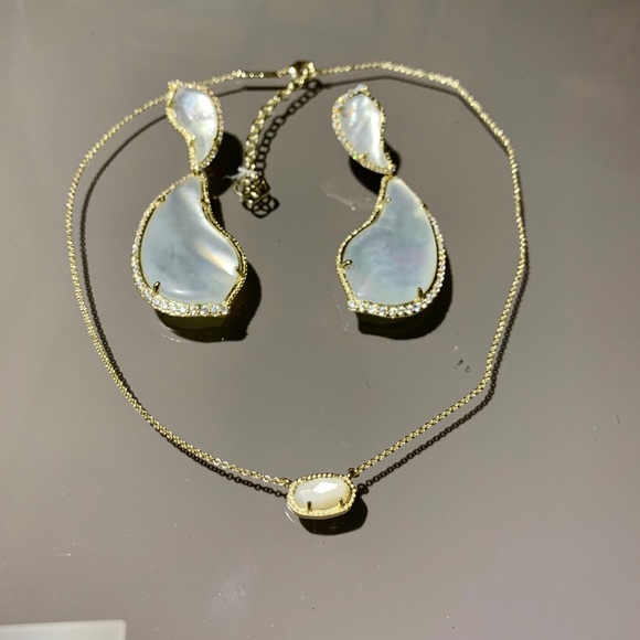 Kendra Scott Jewelry - Kendra Scott Chelsea Gold Pendant Necklace